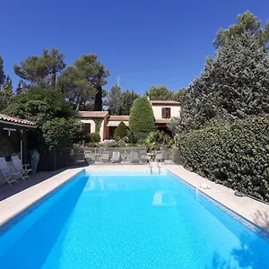 https://les-chambres-de-rocbaron.fr-provencehotel.com
